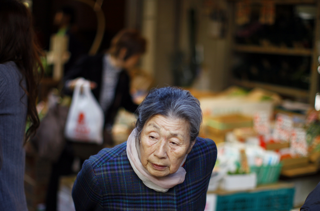 Au 1er octobre 2011, le Japon comptait un record de 29,75 millions de personnes de 65 ans et plus, soit environ 23% de la population, l'un des taux les plus élevés au monde.