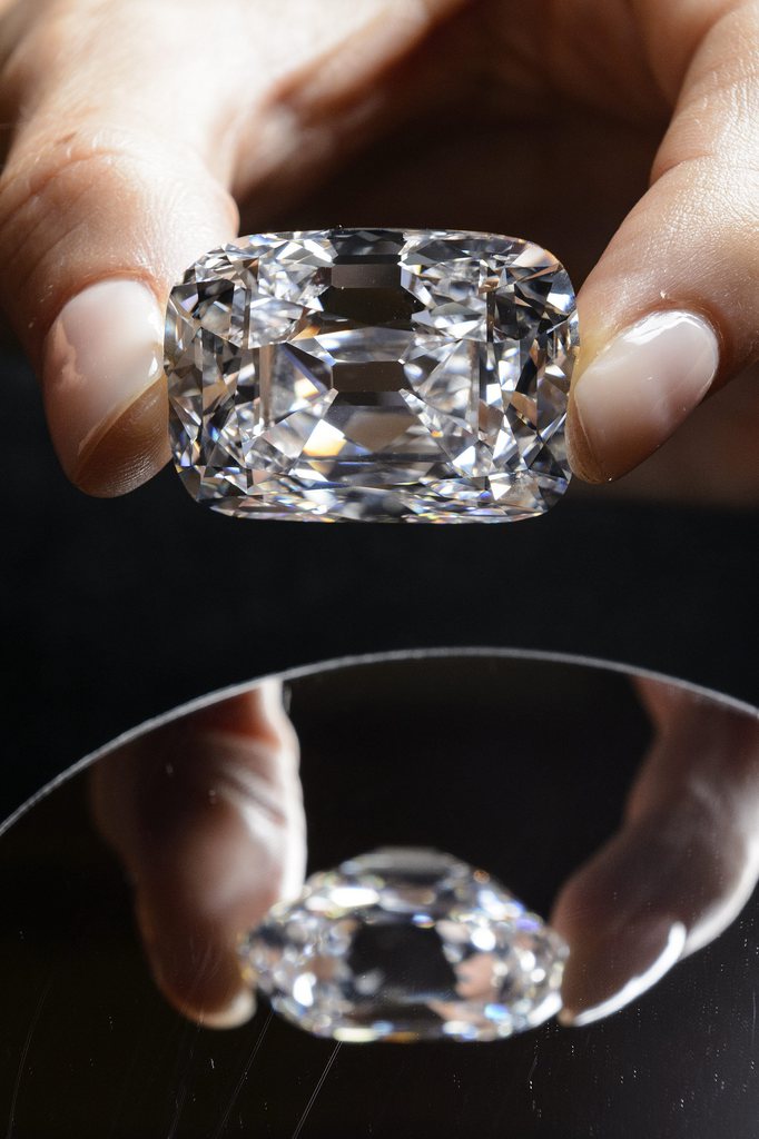 Ce diamant est d'une dimension proche de celle d'un domino.