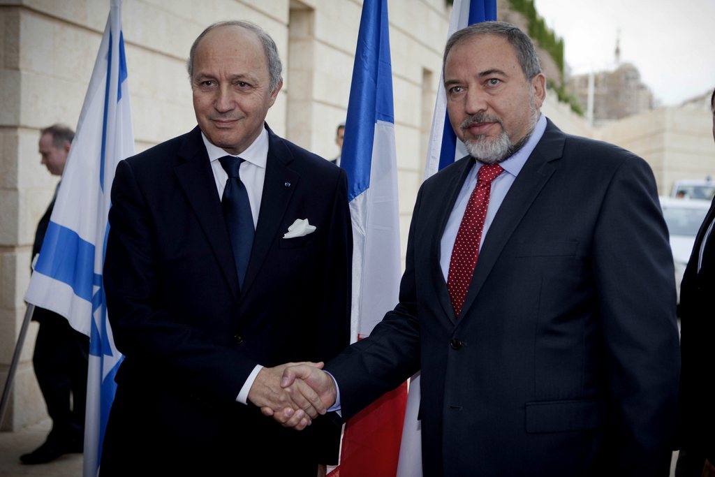 Le ministre des affaires étrangéères israélien Avigdor Lieberman (droite) en compagnie de son homologue français Laurent Fabius.