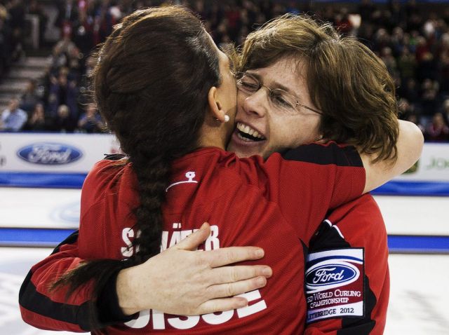 Mirjam Ott embrasse sa partenaire Carmen Schaffer après ce week-end victorieux de Curling en Suède. 