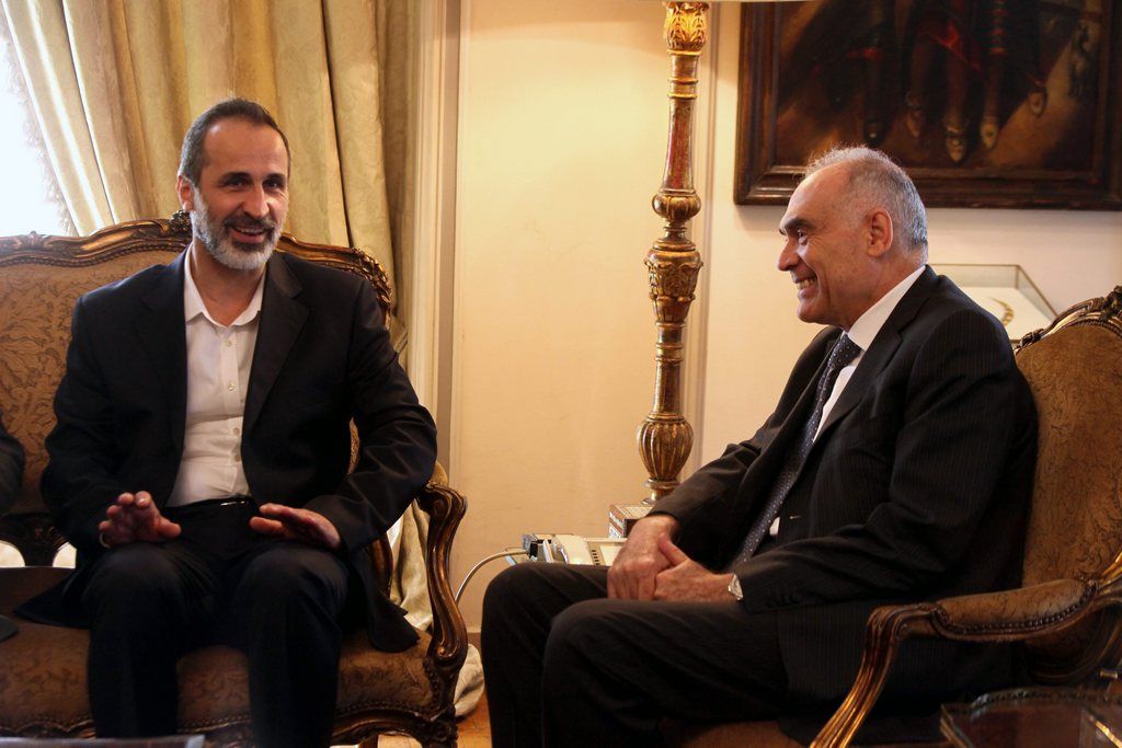 Le président de la Coalition Ahmad Mouaz Al-Khatib (g), avec le ministre des Affaires étrangères égyptien Mohammed Kamel Amr.