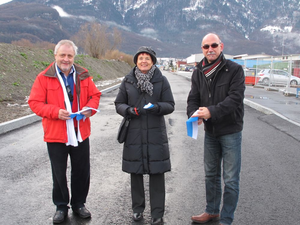 Josiane Granger a inauguré le tracé avec le président de Monthey Fernand Mariétan (à gauche) et Gilles Genoud, chef du Service des routes et des cours d'eau du Bas-Valais.