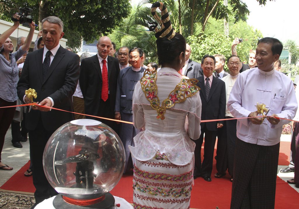 Le ministre de l'extérieur helvétique Didier Burkhalter (à gauche) inaugure l'ambassade suisse à Rangoun en Birmanie.