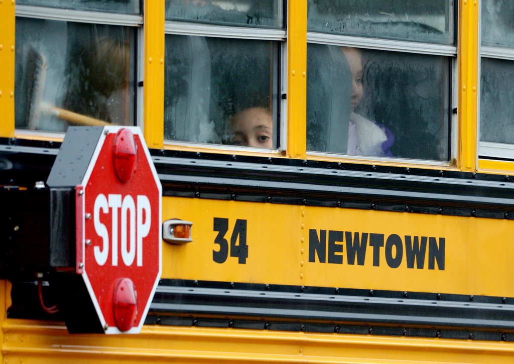 La plupart des écoles ont rouvert à Newtown ce mardi aux Etats-Unis après la tuerie de vendredi. Mais la polémique sur les armes enfle.