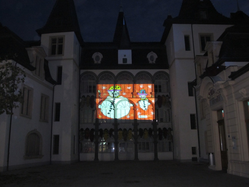 Jusqu'au 6 janvier, les dessins des écoliers sierrois vont illuminer la façade de l'Hôtel de Ville.