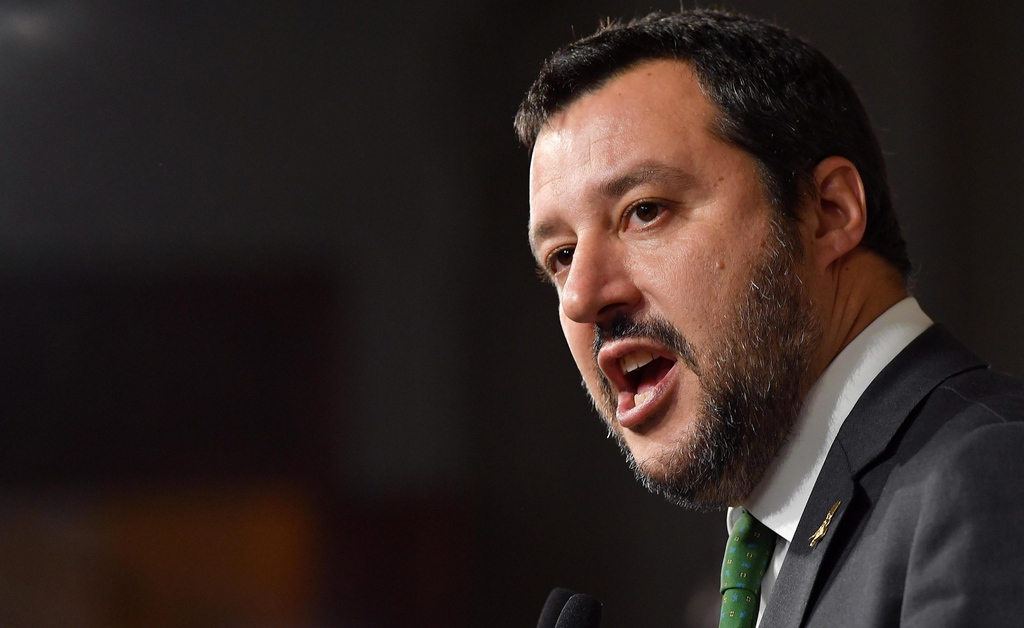 "Nous devons garder la tête froide (...) Certaines choses ne peuvent pas se faire sous le coup de la colère (...) Je ne veux pas parler de destitution", a déclaré lundi Matteo Salvini dans une interview accordée à Radio Capital.