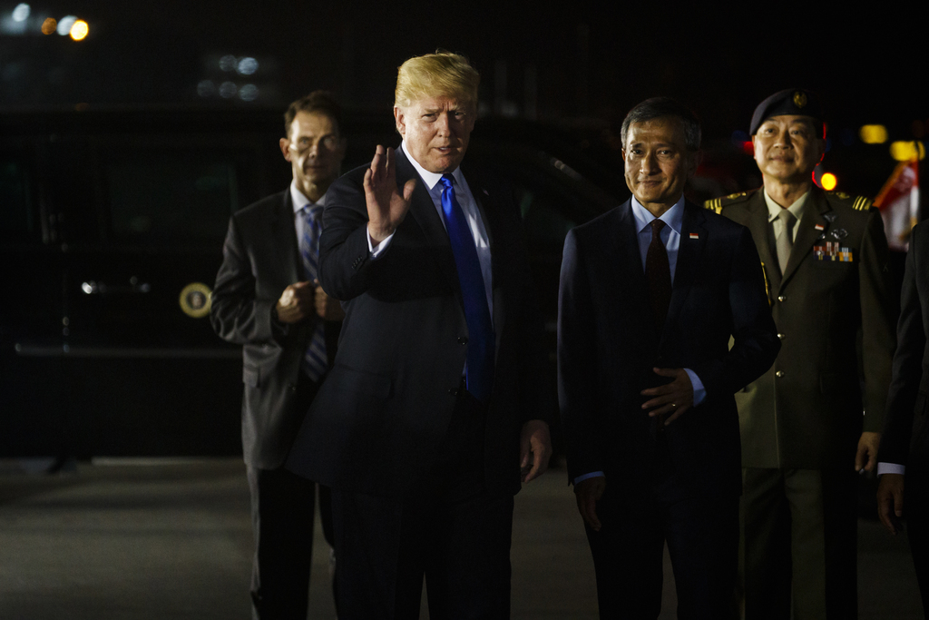 Donald Trump a atterri à la base aérienne de Paya Lebar à bord d'Air Force One, en provenance du Canada où il a assisté au sommet du G7.