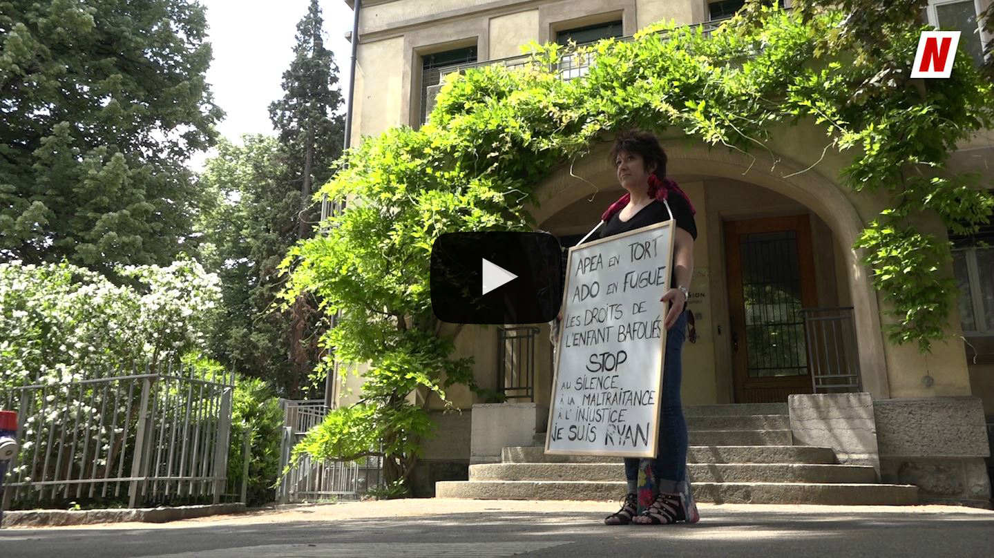Sandra Rimet a organisé son sit-in devant le bâtiment de l'APEA de Sion.