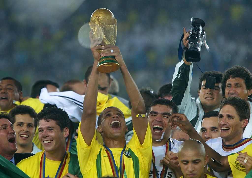 Le Brésil est seul pays à avoir gagné cinq Coupes du monde (1958, 1962, 1970, 1994, 2002). Ici le milieu brésilien Rivaldo brandit le trophée du Mondial 2002 au Japon, remporté 2 à 0 face à l'Allemagne.