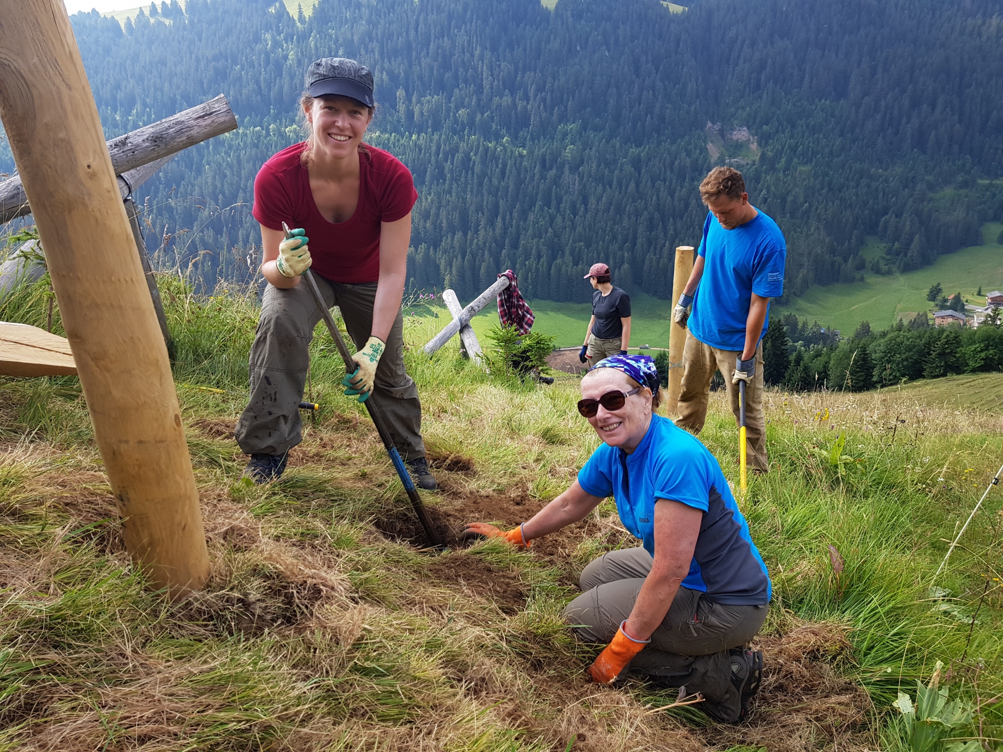L'Anglaise Sandie (à droite) et la Suisse alémanique Sarah sont deux bénévoles de Bergwaldprojekt.