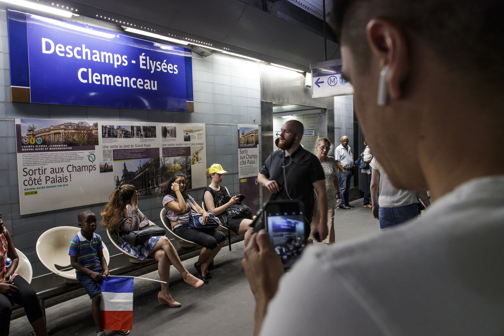 À Paris, le nom de la station de métro "Champs-Elysées Clémenceau" est devenu "Deschamps Elysées - Clémenceau".