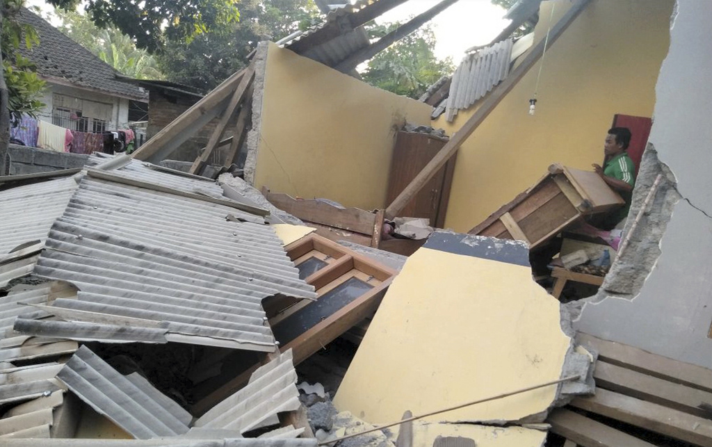 Le tremblement de terre a fait au moins 10 morts, environ 40 personnes ont été blessées et des dizaines d'habitations ont été endommagées.