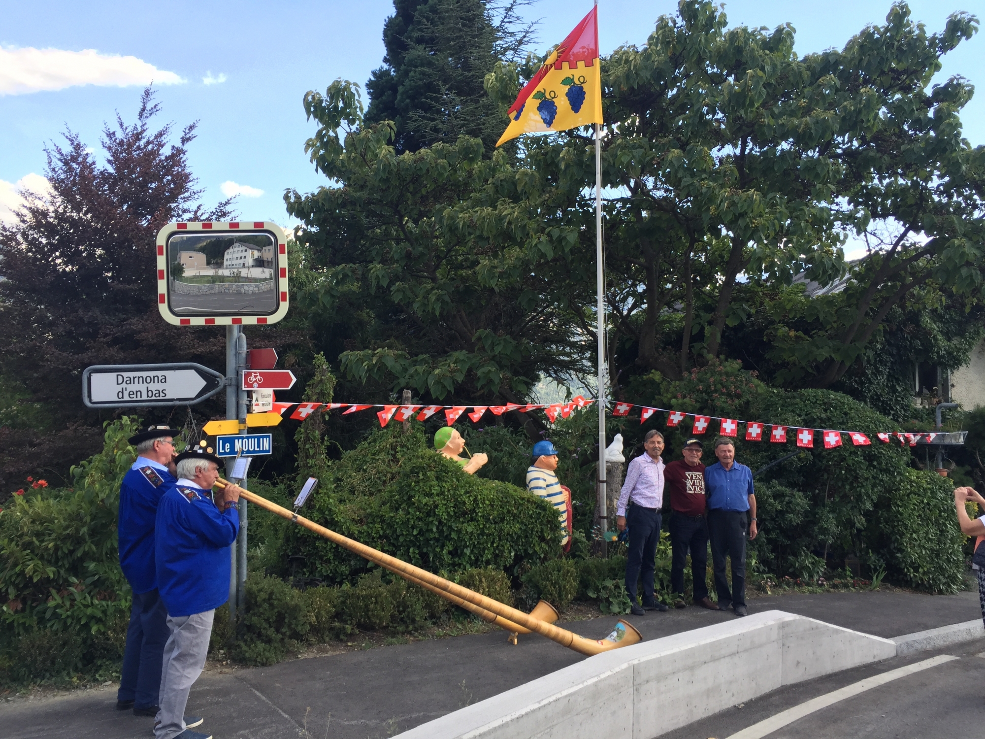 Une levée du drapeau au son des cors des Alpes pour la future commune de Noble-Contrée