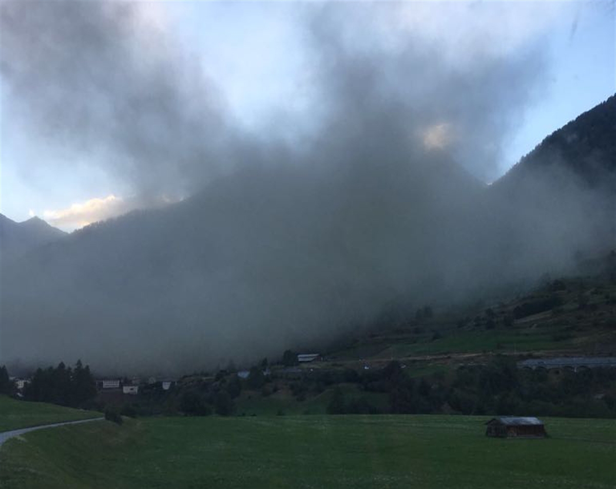 L'éboulement a créé un énorme nuage de poussière, qui s'est répandu dans la vallée.