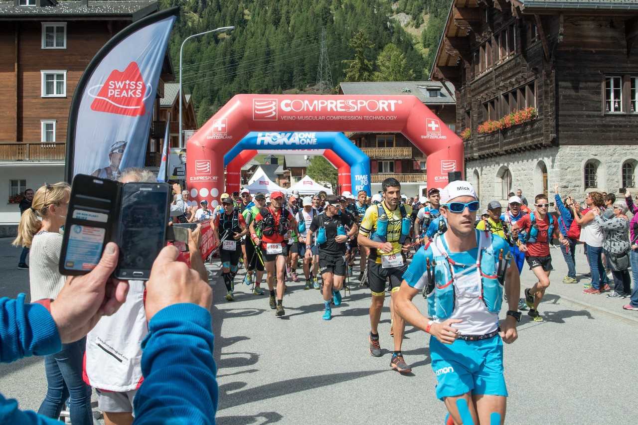 Les 327 coureurs inscrits à la version 360 kilomètres du Swiss Peaks Trail se sont élancés d'Oberwald dimanche à 13 heures.