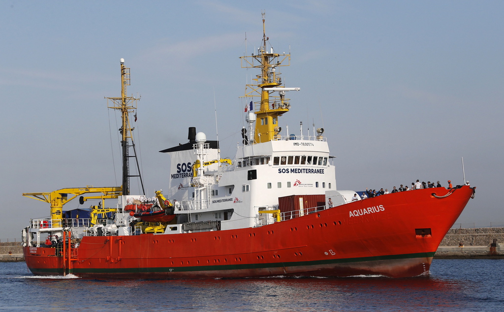 Le navire humanitaire affreté par l'association SOS Méditerranée, qui a secouru 141 migrants vendredi dernier au large de la Libye, est de nouveau à la recherche d'un port d'accueil.