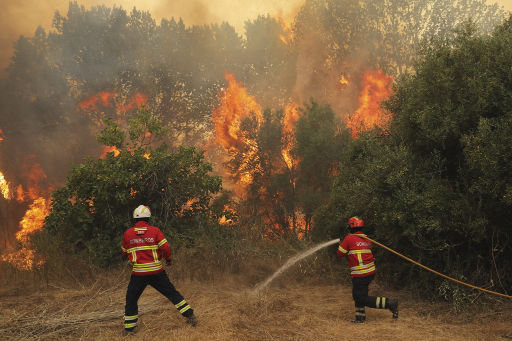 Dans la nuit de lundi à mardi, les flammes, qui ont déjà ravagé plus de 15'000 hectares de forêt, se sont approchées de Monchique.