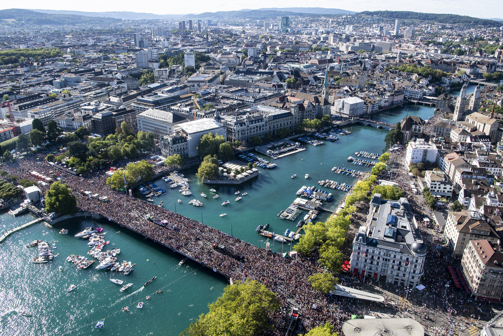 Un million de "ravers" ont dansé au son de la techno lors de la 27e Street Parade samedi à Zurich.