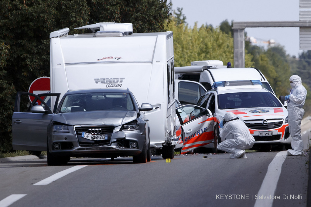 Les voleurs avaient violemment percuté la voiture de la gendarmerie vaudoise. La jeune femme a été grièvement blessée.