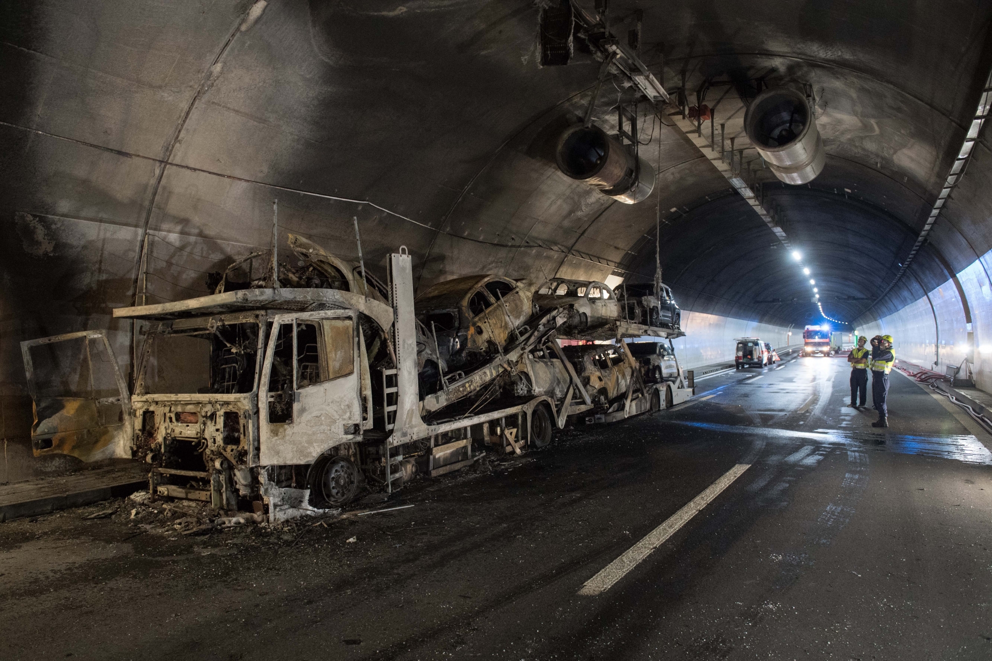 Ein ausgebrannter Autotransporter steht im Autobahntunnel Piottino, am Dienstag, 7. August 2018, bei Quinto. Im Piottino-Tunnel ist am Dienstagmorgen ein Lastwagen in Brand geraten. Der Autotransporter mit italienischen Kontrollschildern brannte vollstaendig aus. Verletzt wurde niemand. Die Autobahn A2 war in beide Richtungen gesperrt. (KEYSTONE/Ti-Press/Davide Agosta)

A burnt-out car transporter stands in the Piottino highway tunnel near Quinto, Switzerland, on Tuesday, August 7, 2018. The truck caught fire in the Piottino tunnel on Tuesday morning. The car transporter with Italian license plates burned out completely. Nobody was hurt. The A2 motorway was closed in both directions. (KEYSTONE/Ti-Press/Davide Agosta) SCHWEIZ BRAND LASTWAGEN PIOTTINO-TUNNEL
