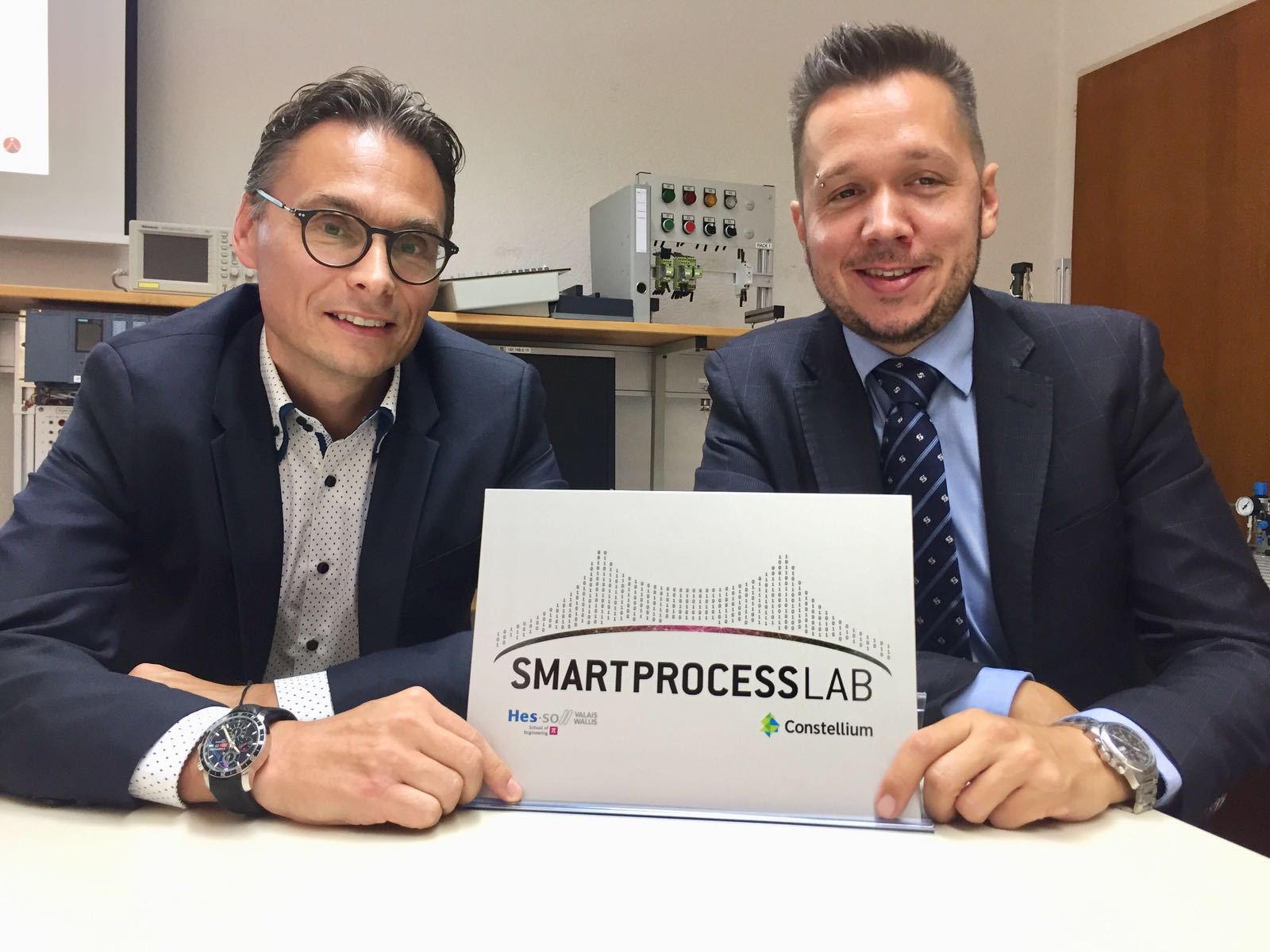 Lionel Thomas et Gaëtan Cherix présentent le Smart Process Lab, premier laboratoire industriel du Valais.