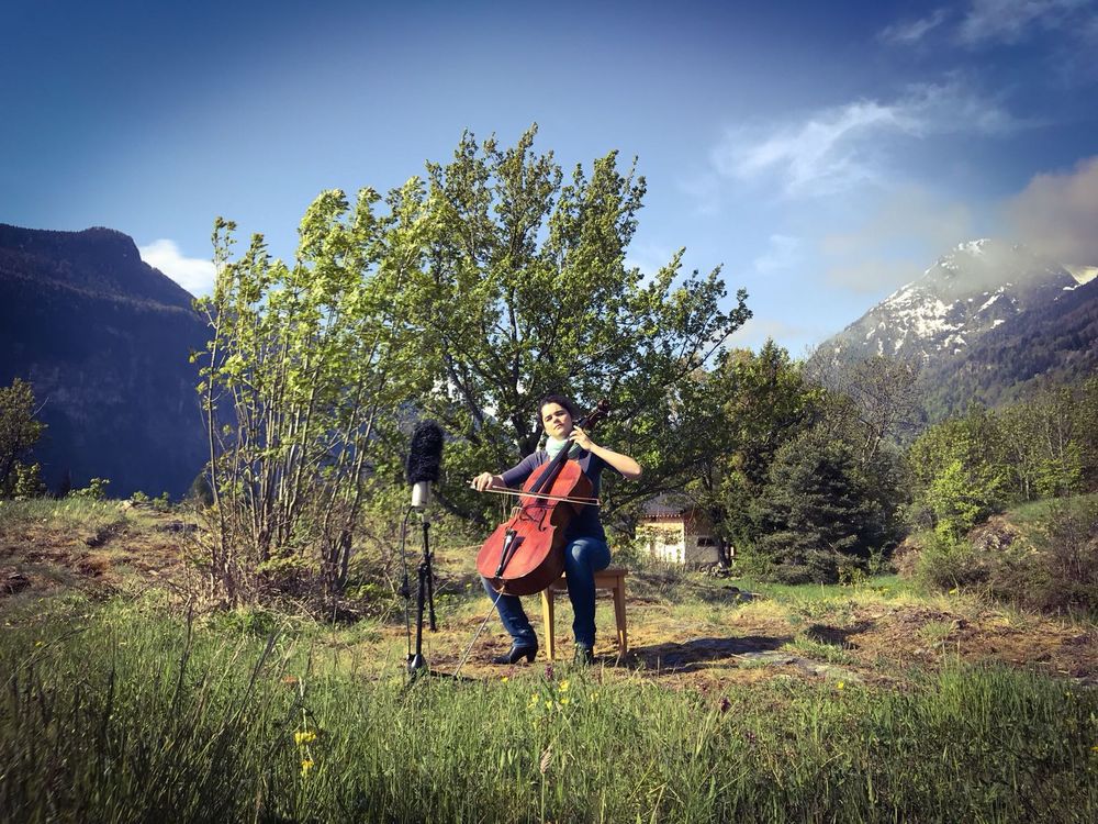 Estelle Revaz apprivoise son nouveau violoncelle, comme ici lors d’un shooting à Salvan.
