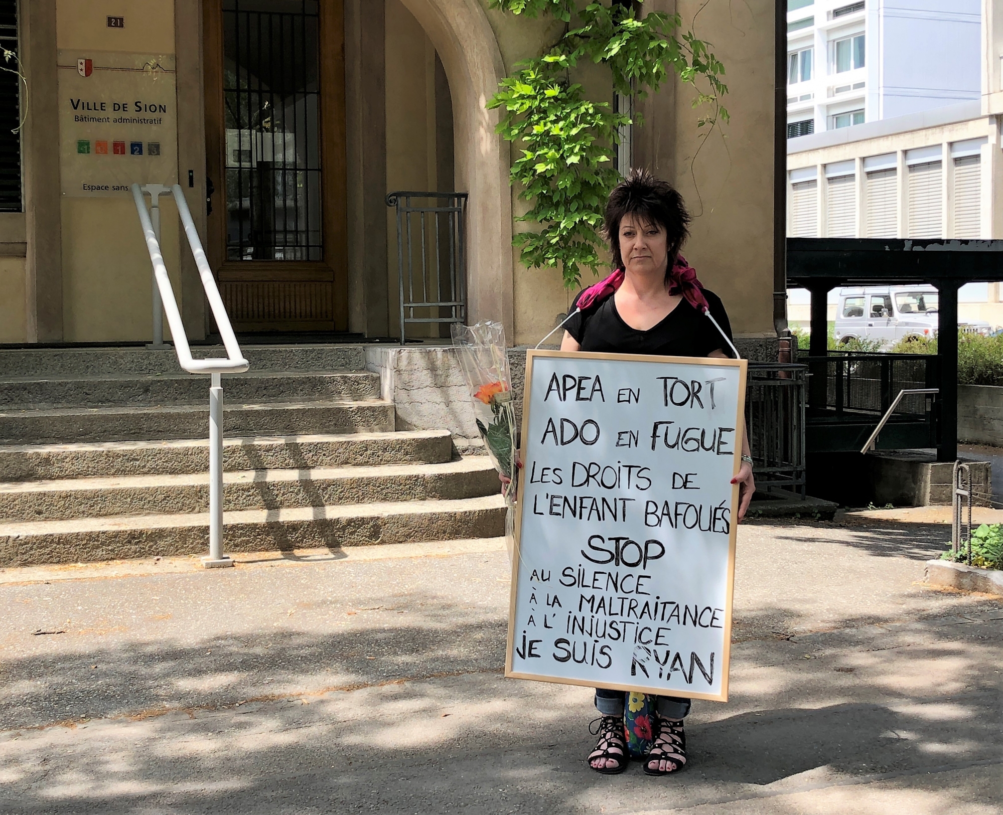 Sandra Rimet a protesté devant l'APEA de Sion en mai dernier.