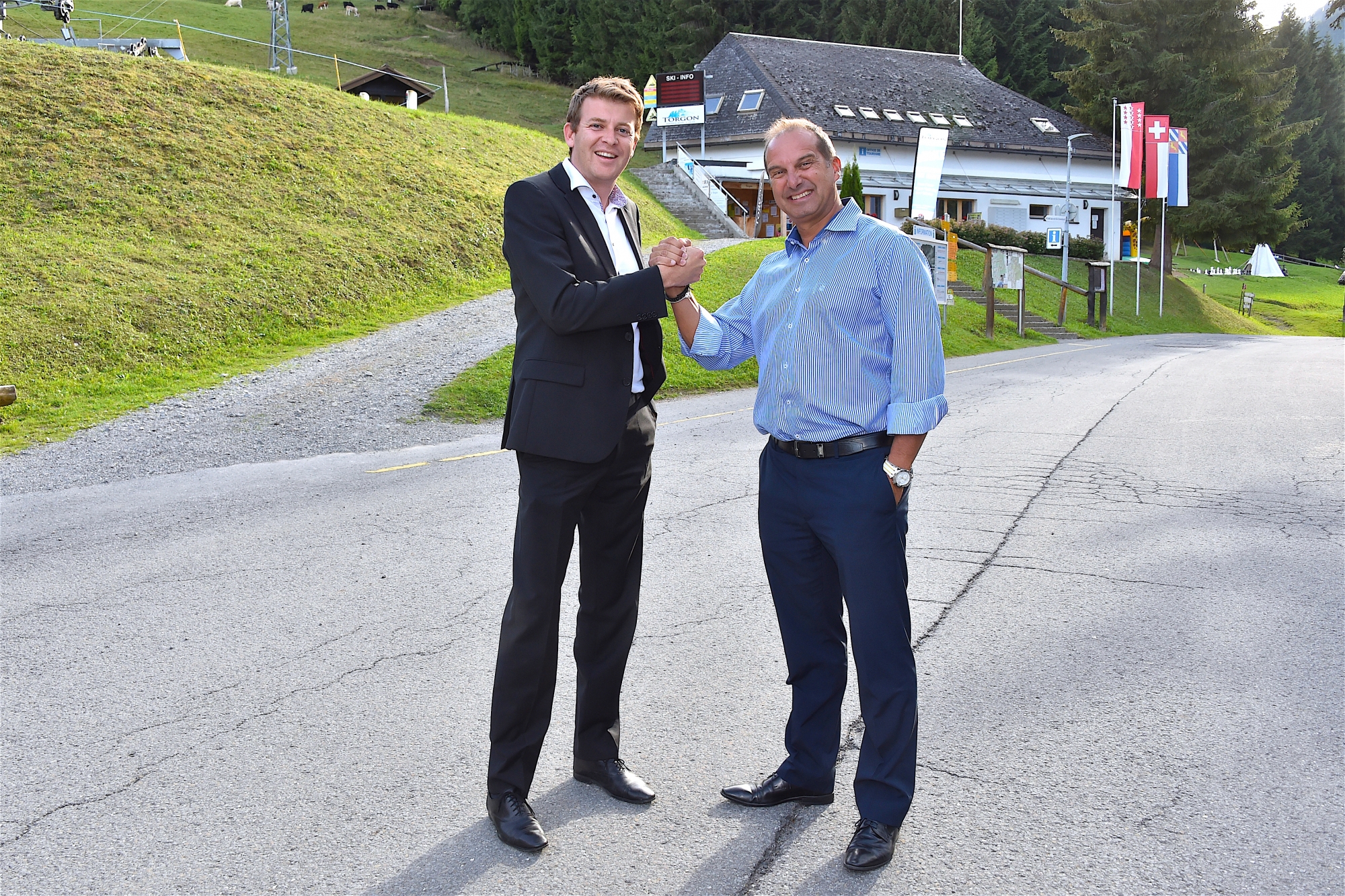 Xavier Mottet, président du comité d’organisation de l’étape de Torgon  et Richard Chassot, directeur du Tour, main dans la main. 