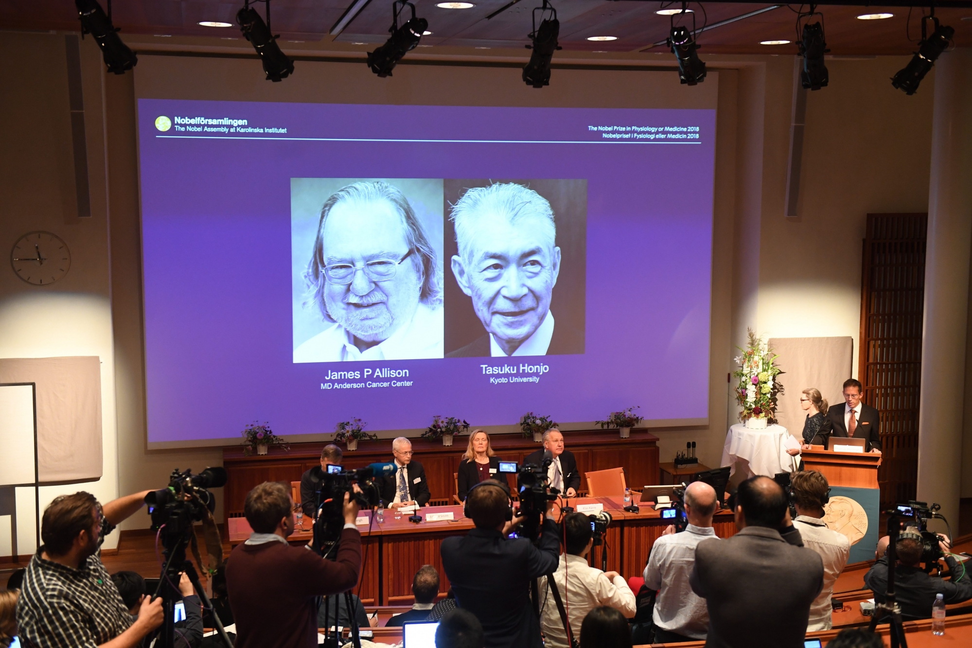 epa07061056 Portraits of the Nobel prize laureate in medicine or physiology 2018, showing James P. Allison (L) of the MD Anderson Cancer Center, USA, and Tasuku Honjo (R) from the Kyoto University, Japan, are presented at the press conference of the Karolinska Institute in Stockholm, Sweden, 01 October 2018.  EPA/FREDRIK SANDBERG SWEDEN OUT SWEDEN NOBEL PRIZE 2018 MEDICINE