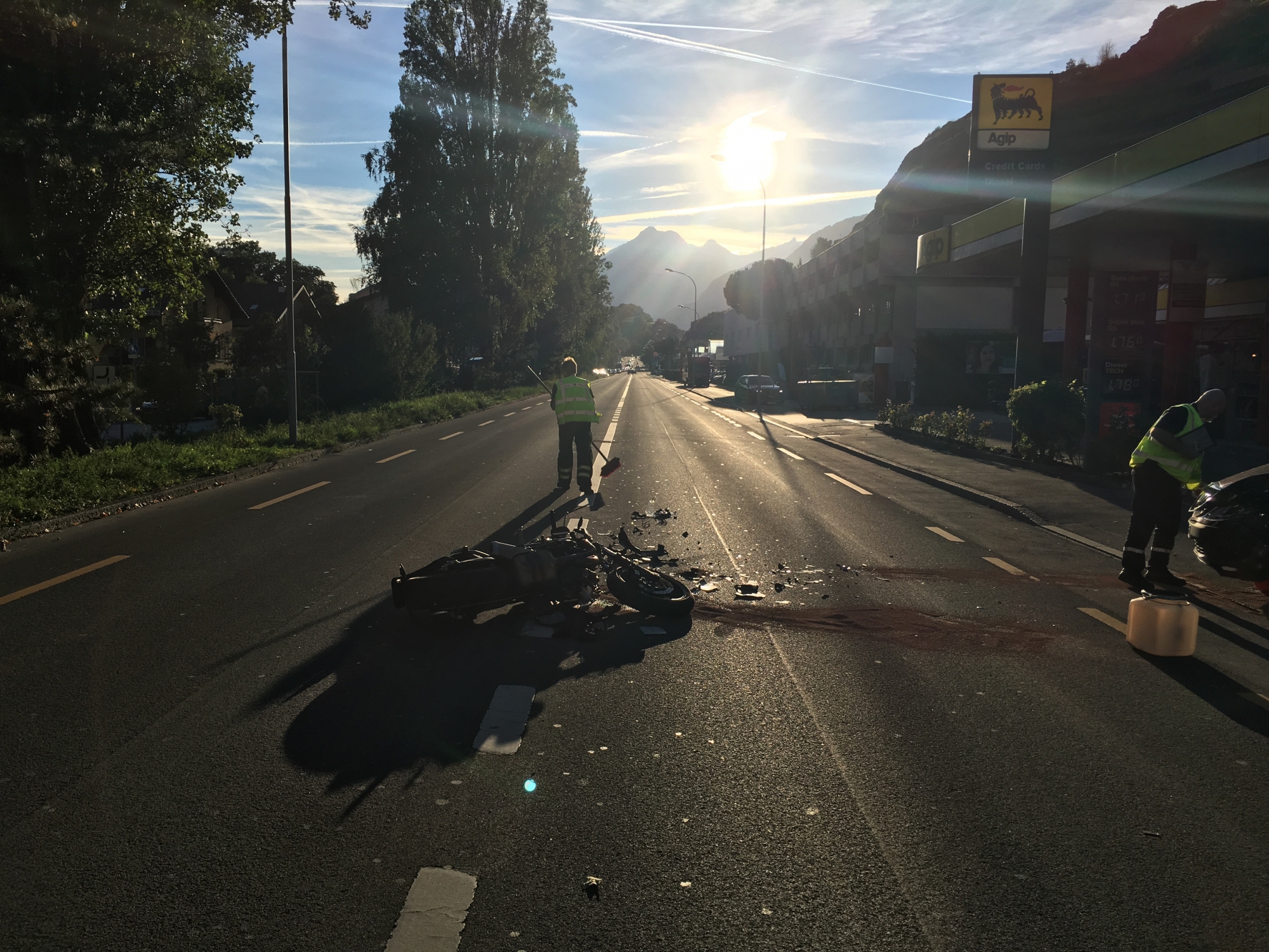 Lors du choc, le motard a chuté lourdement et a été grièvement blessé.