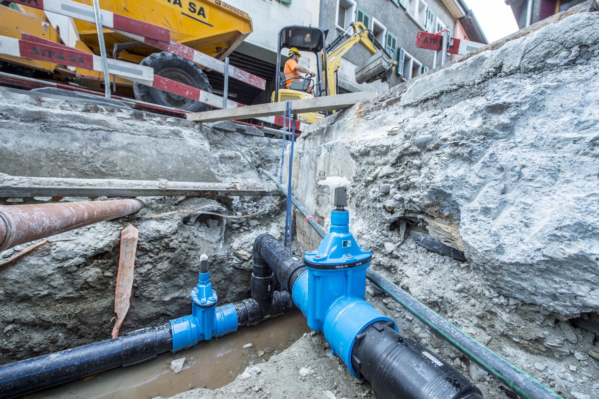 L’Energie de Sion Région pose de nouvelles conduites d’eau en polyéthylène pour remplacer les tuyaux en fonte dans le vieux-village de Bramois. Des travaux difficiles rythmés par les imprévus du sous-sol.