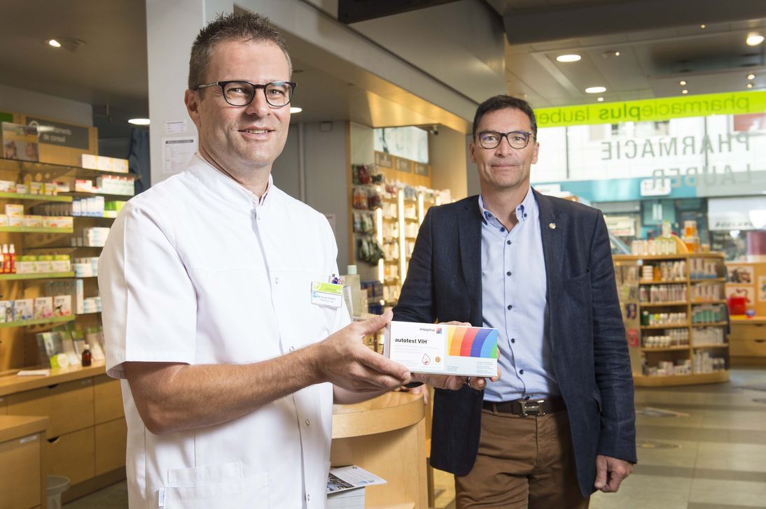 L'Autotest HIV en vente dans les pharmacies présenté par Nicolas Dorsaz (pharmacien responsable) et Philippe Lauber (propriétaire de la pharmacie éponyme).
