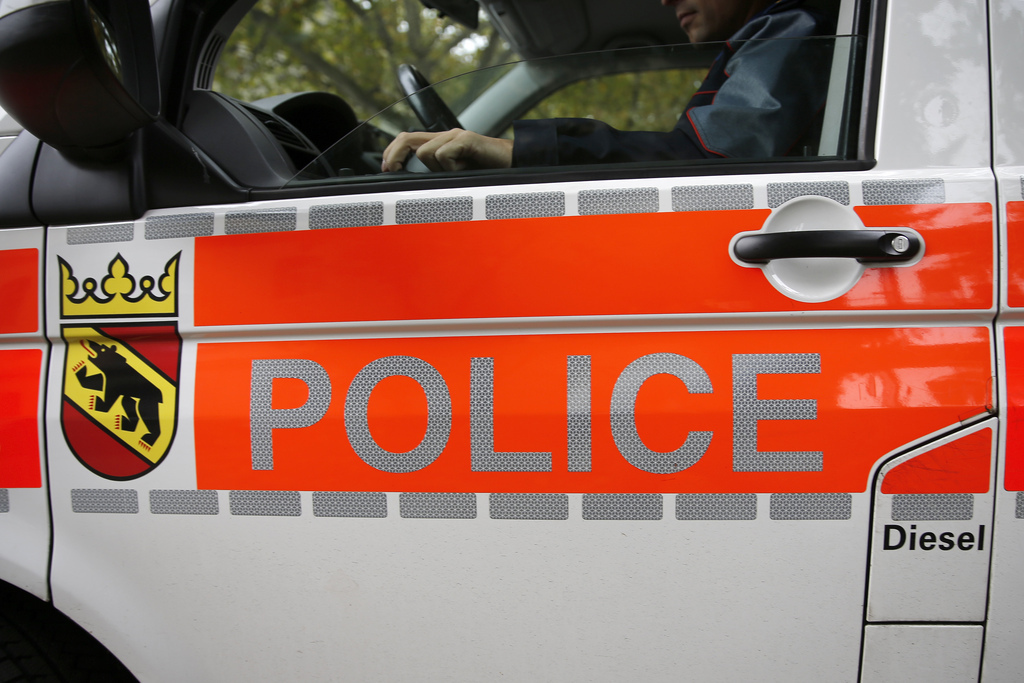 La voiture s'est déviée sur la voie opposée pour une raison inconnue, a annoncé la police cantonale bernoise, qui lance un appel à témoins.