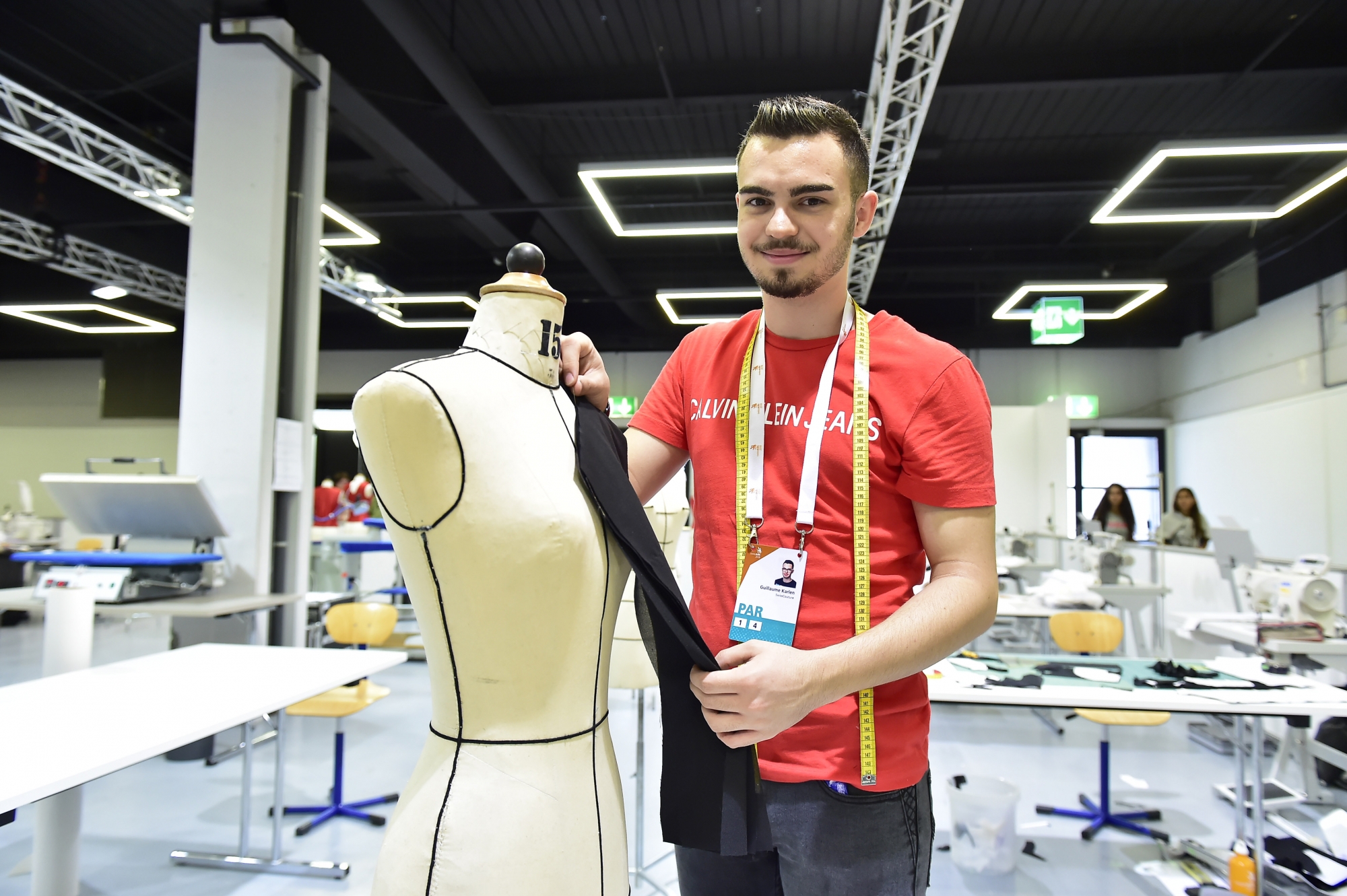 Guillaume Karlen, de Sion, est le seul homme dans la compétition du métier de créateur de vêtement.