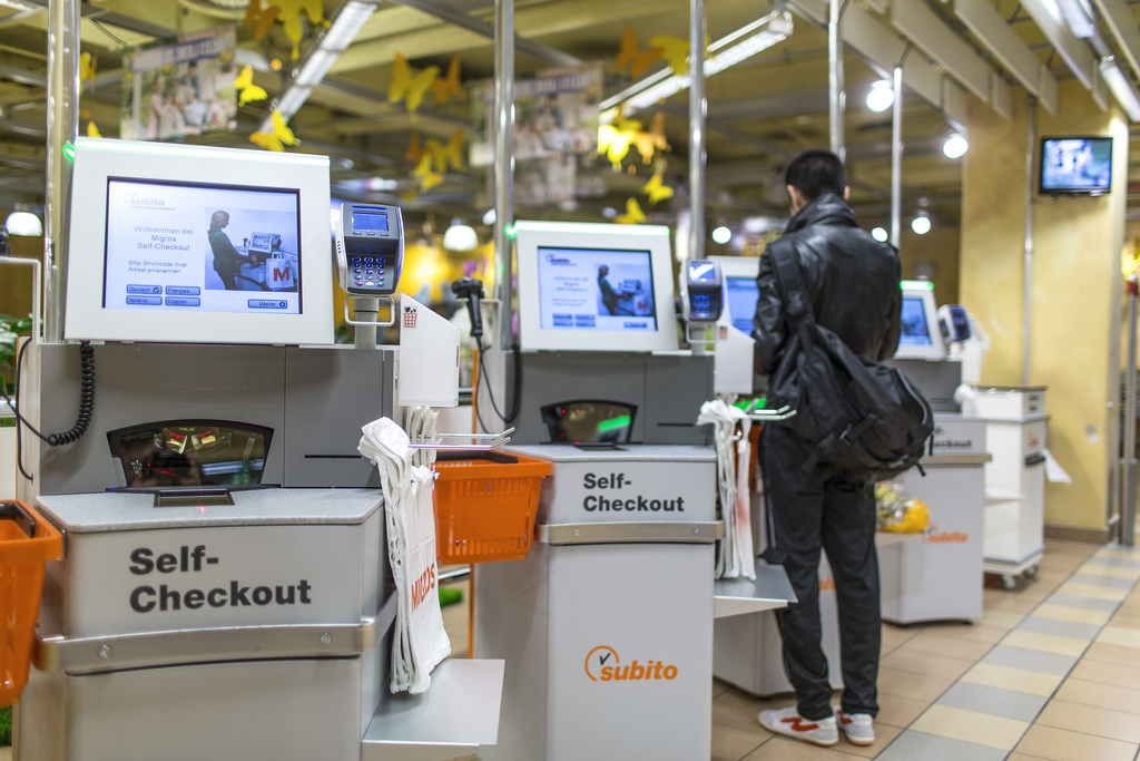 L'impact de la numérisation des caisses des supermarchés est lourd pour les employés, estime Unia.