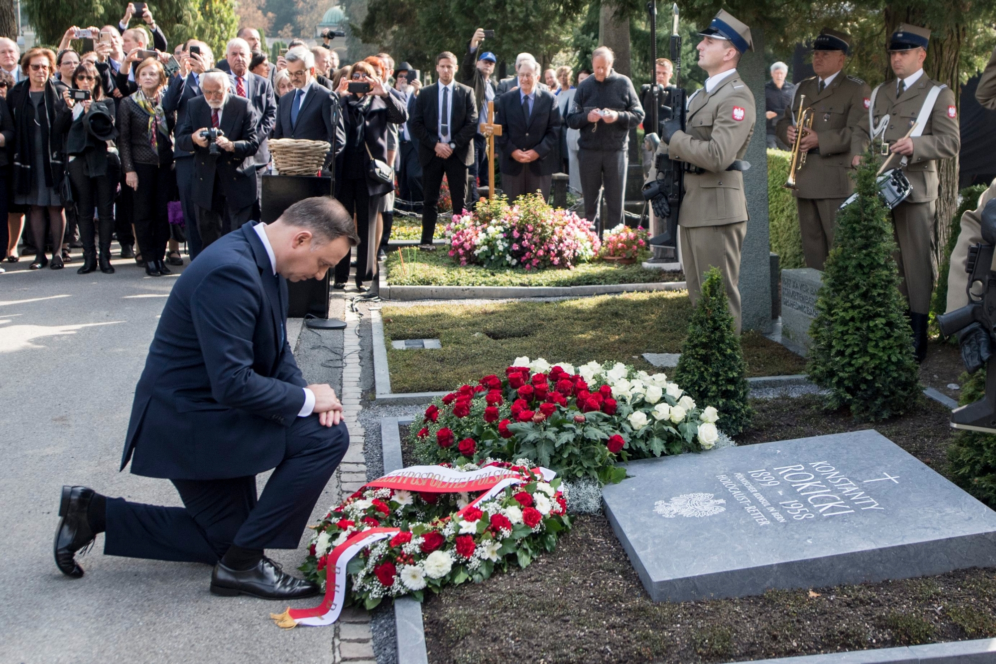 Andrzej Duda, President of the Republic of Poland, and Agata Kornhauser-Duda, First Lady of Poland, at the inauguration of the monument to the polish holocaust savior Konstanty Rokicki, Tuesday, October 9, 2018 at the cemetery Friedental in Lucerne, Switzerland.  (KEYSTONE/Urs Flueeler) SWITZERLAND VISIT ANDRZEJ DUDA