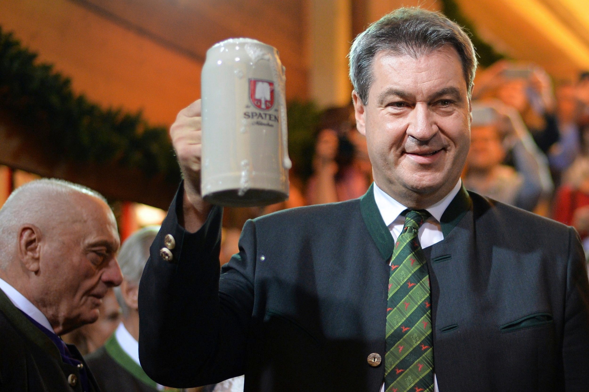 epa07038711 Bavarian prime minister Markus Soeder (CSU) toasts with a beer stein during the opening day of the 185th Oktoberfest beer festival in Munich, Germany, 22 September 2018. The Munich Beer Festival is the world's largest traditional beer festival and runs from 22 September to 07 October.  EPA/PHILIPP GUELLAND GERMANY OKTOBERFEST