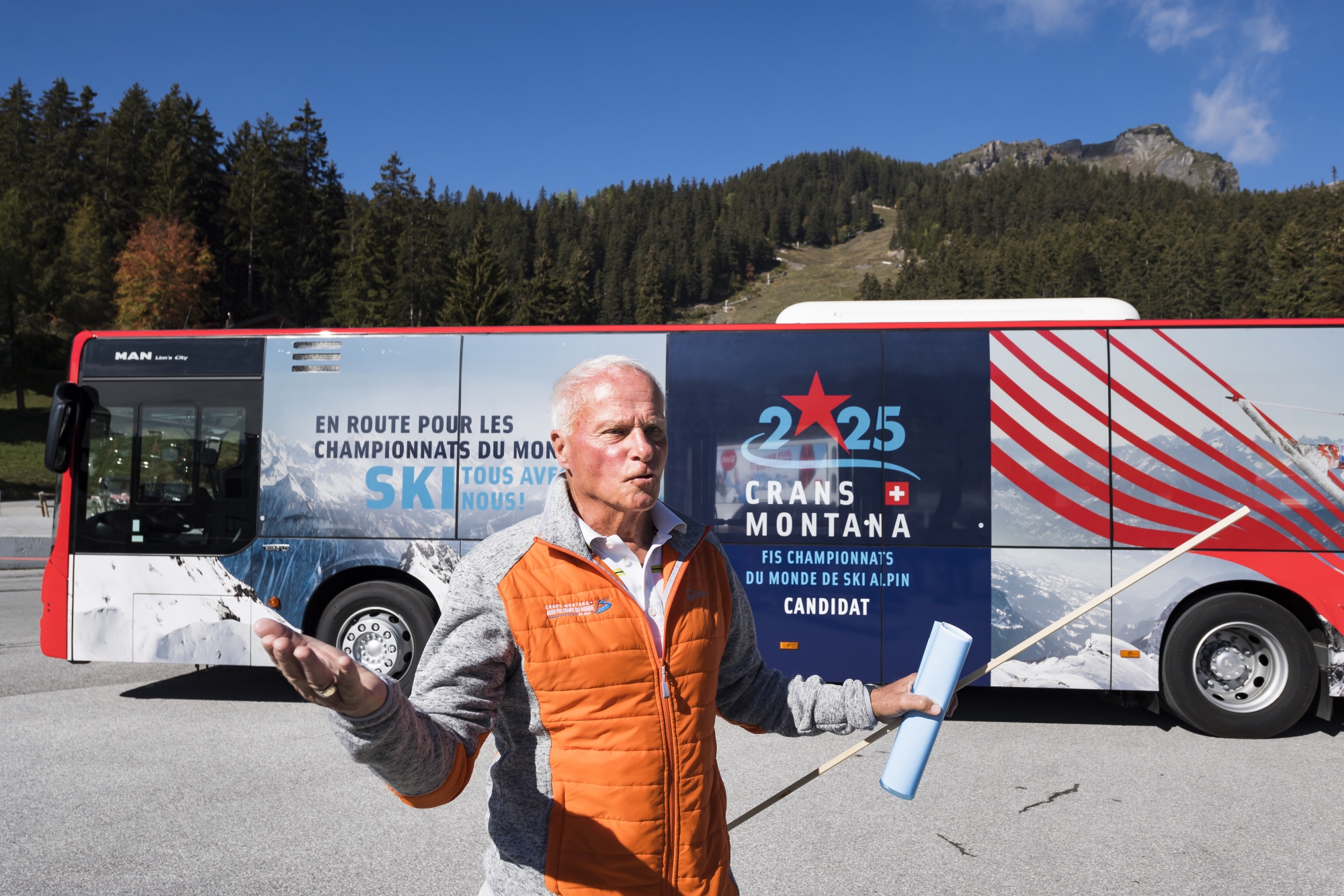 Marius Robyr, président de la candidature pour les Mondiaux 2025, dévoile le bus et le logo qui doivent servir à promouvoir Crans-Montana d'ici au printemps 2020.