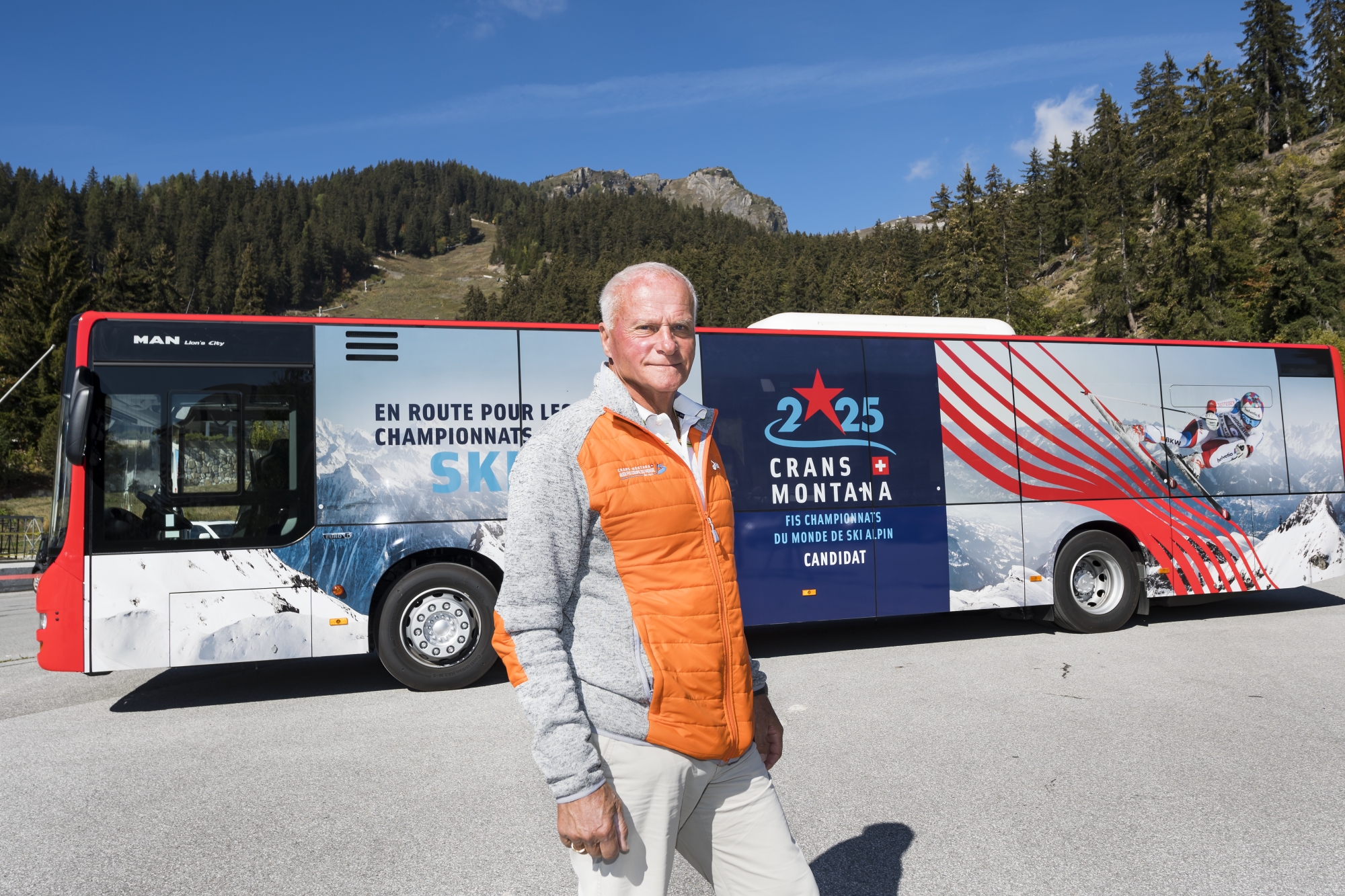 Marius Robyr présente le bus et le logo qui serviront à promouvoir la candidature de Crans-Montana pour les Mondiaux 2025.