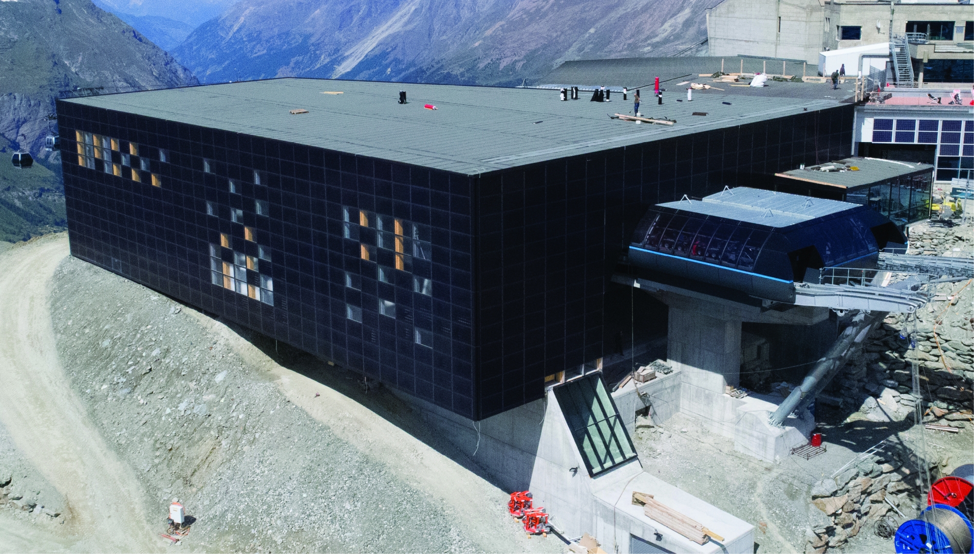 La station inférieure de la nouvelle télécabine du Petit Cervin possède une installation photovoltaïque de près de 900 mètres carrés. 