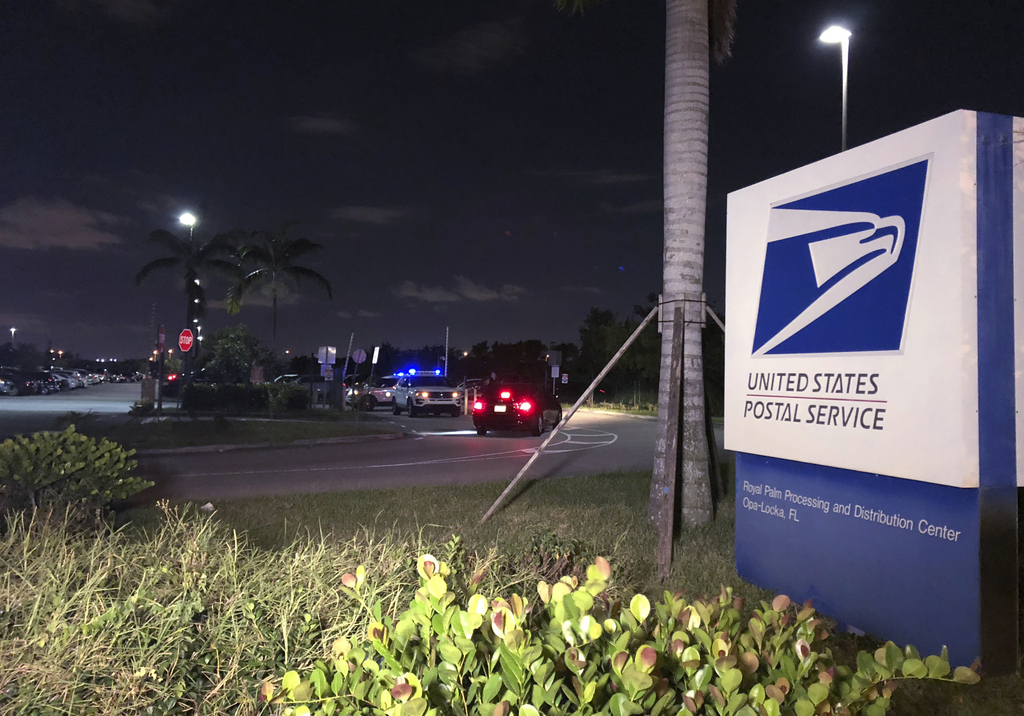 La police de Miami-Dade s'est rendue au centre de tri du courrier à Opa-Locka à la demande du FBI, dans le cadre de l'enquête sur les colis suspects.