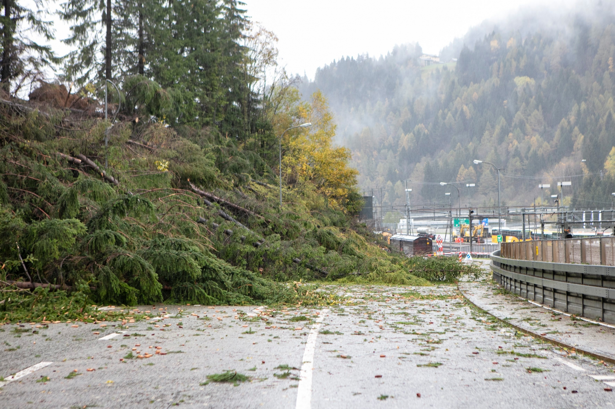 Ein umgestuerzter Baum blockiert die Zufahrtstrasse zum Bahnhoff in Airolo, am Dienstag, 30. Oktober 2018. Das Orkantief Vaia hat der Schweiz Schaeden angerichtet, vor allem im Tessin. Baeume stuerzten um, und einige Verkehrsverbindungen waren gesperrt. Ueber Verletzte gab es keine Meldungen.
(KEYSTONE/Ti-Press/Luca Crivelli) SCHWEIZ WETTER STUMR VAIA