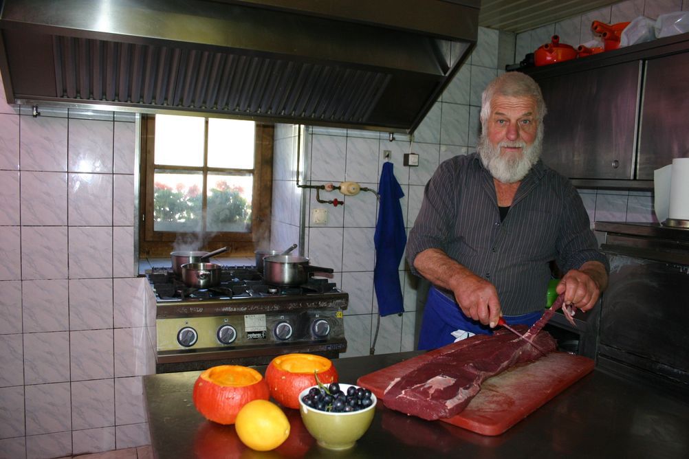 Jean Brügger travaille seul dans sa cuisine de la buvette de Chalavornaire.