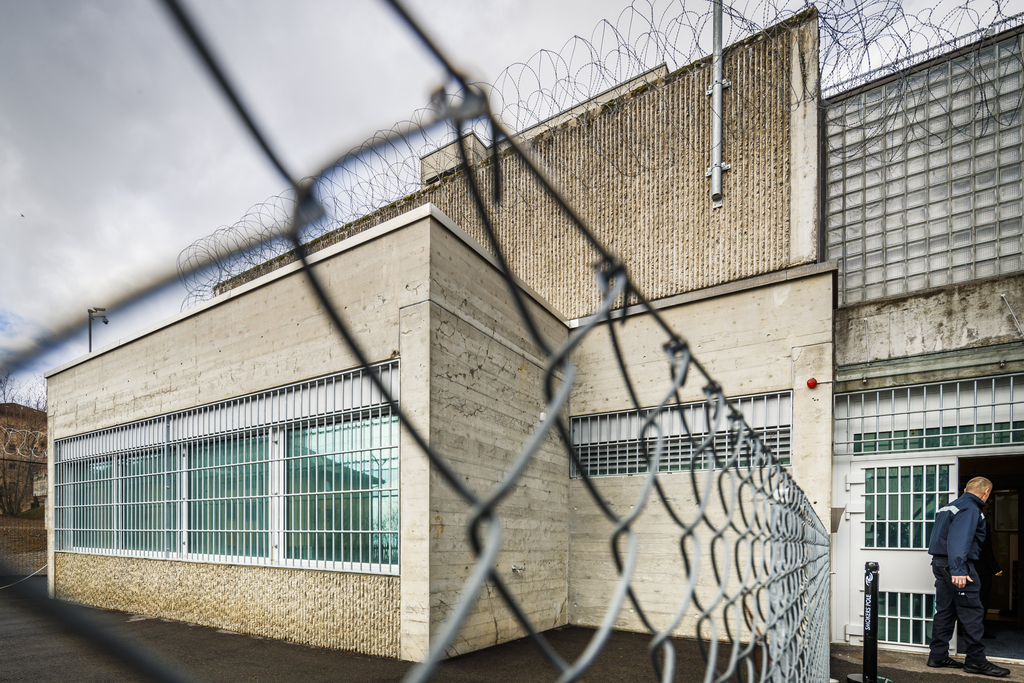 Les prisons helvétiques comptent un peu moins de détenus. En automne 2017, on en recensait 6863, soit 50 de moins que l'année précédente.