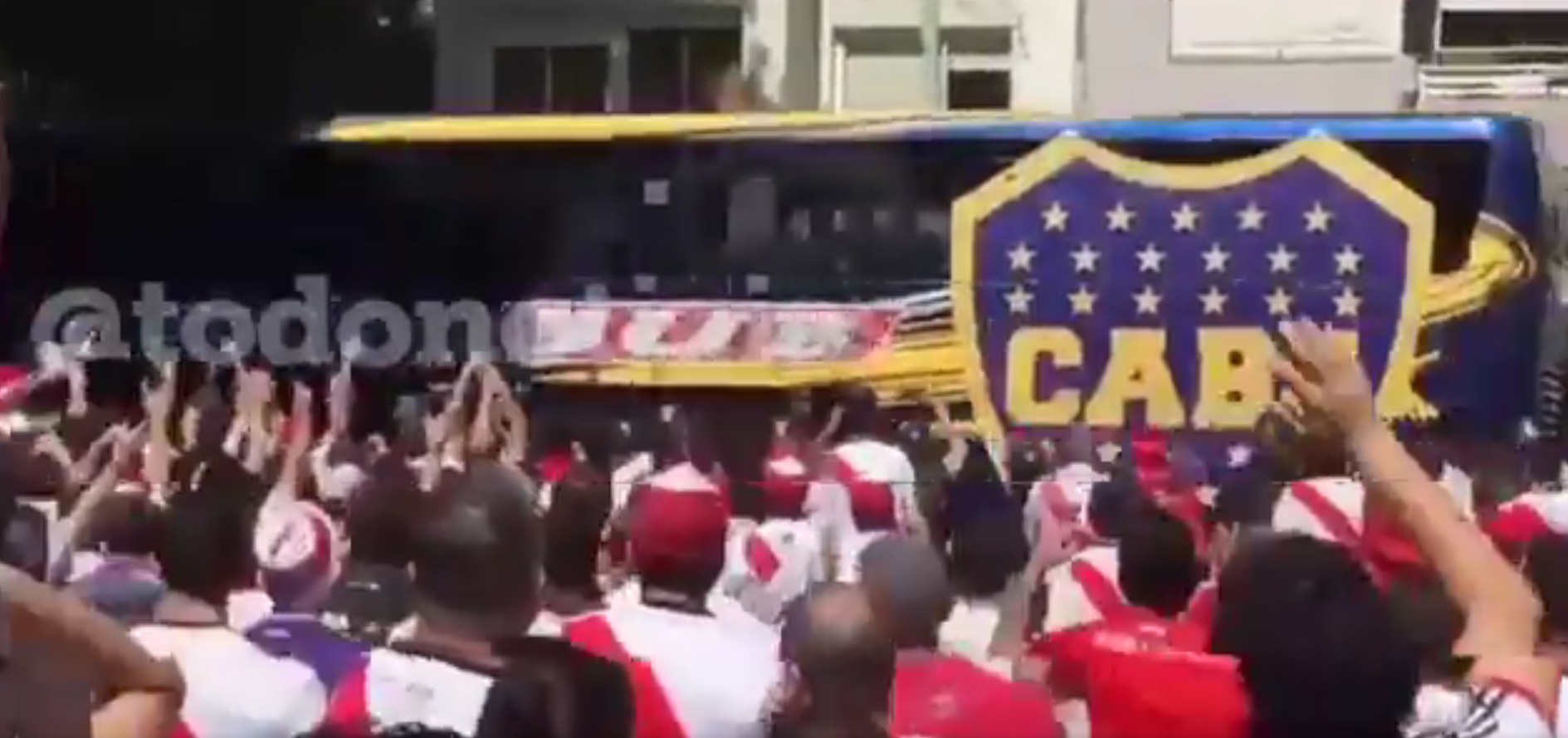 L'autocar aux couleurs de Boca Juniors a été la cible de jets de pierres et de gaz lacrymogènes aux abords du stade Monumental.