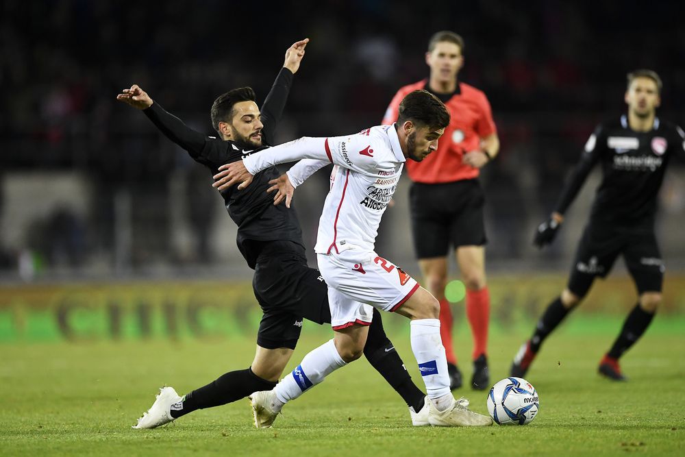 Bastien Toma, le meilleur joueur du FC Sion face à Thoune, échappe à Matteo Tosetti