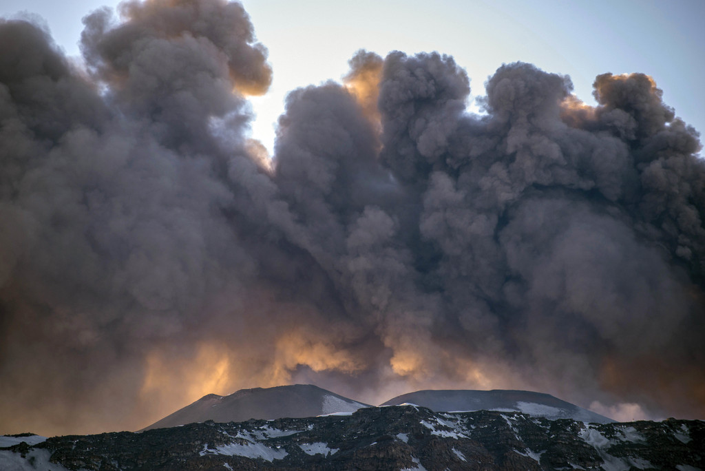 L'Etna peut entrer en activité plusieurs fois par an. Sa dernière éruption majeure remonte à 1992.