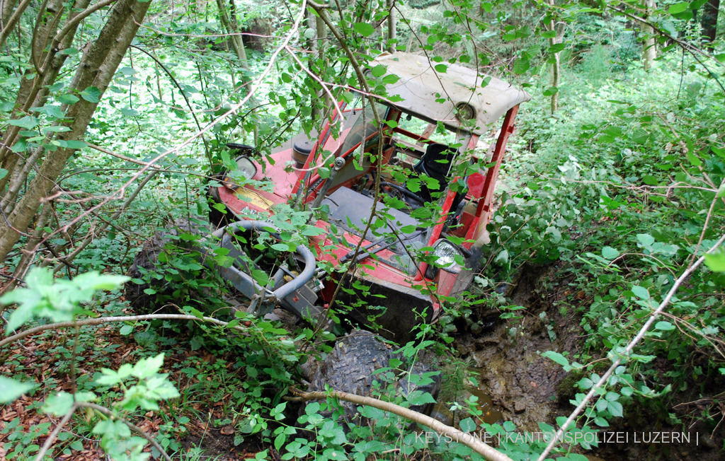 De nombreux agriculteurs ne s'attachent pas pour pouvoir sauter plus rapidement de leur tracteur en cas d'accident (illustration).