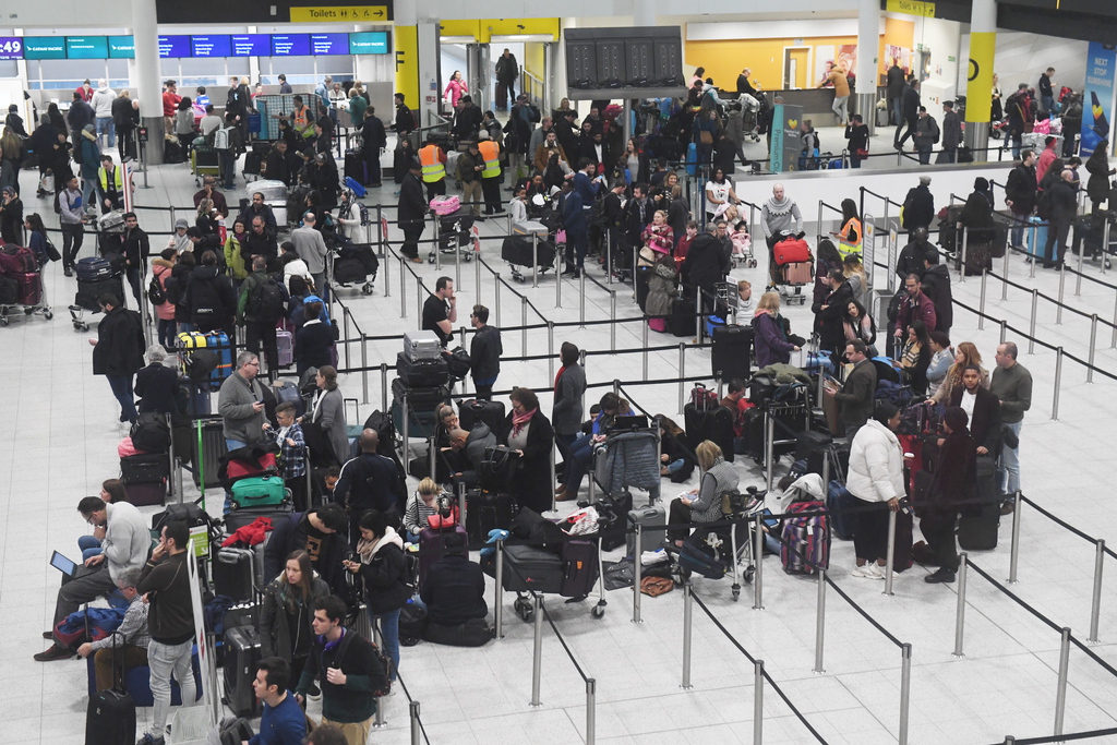 L'aéroport de Londres-Gatwick est totalement paralysé depuis mercredi, après avoir été survolé par des drones. 110'000 passagers sont affectés. 