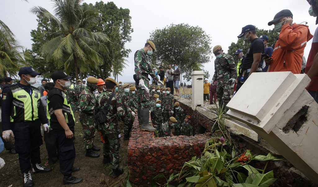 En Indonésie le bilan s'élève à 281 morts après le déferlement d'un tsunami. 